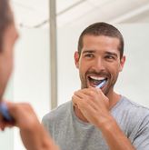Mann beim Zähne putzen